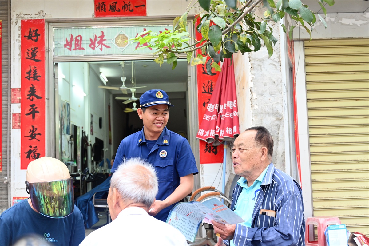 洋浦消防安全宣讲员向村民讲解防灭火知识