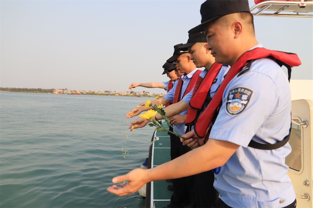3、第七支队民警向大海抛洒鲜花，寄托哀思，范耀文摄影