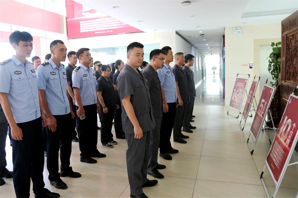 观看“总体国家安全观_ 创新引领10周年”主题海报展