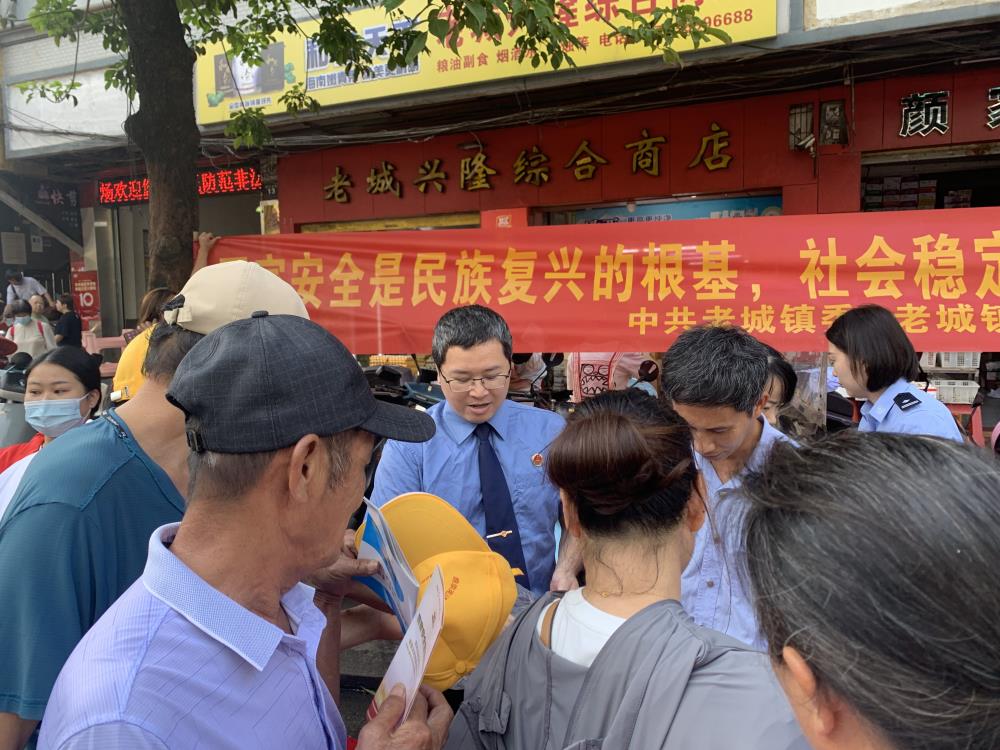 干警发放宣传手册