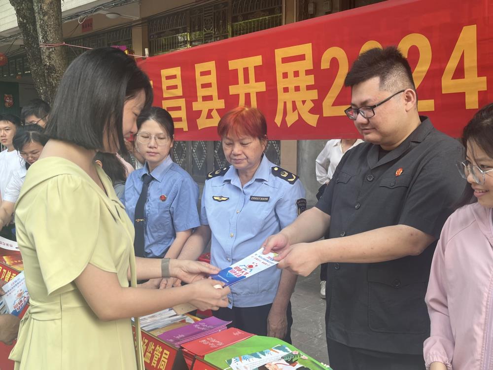 2024-04-25 屯昌法院组织干警到恒兴路开展“禁毒流动课堂”普法宣传活动 (1)