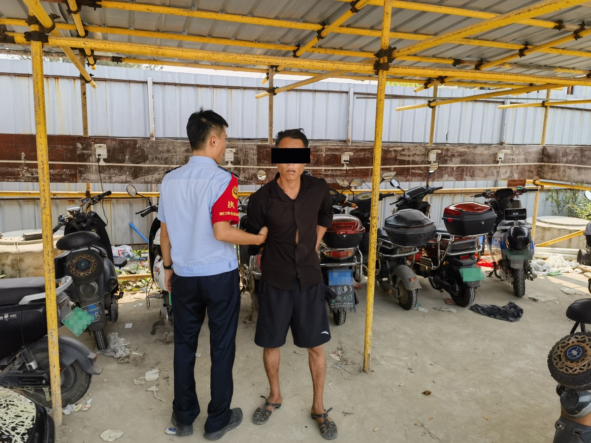 图为犯罪嫌疑人林某指认作案地点