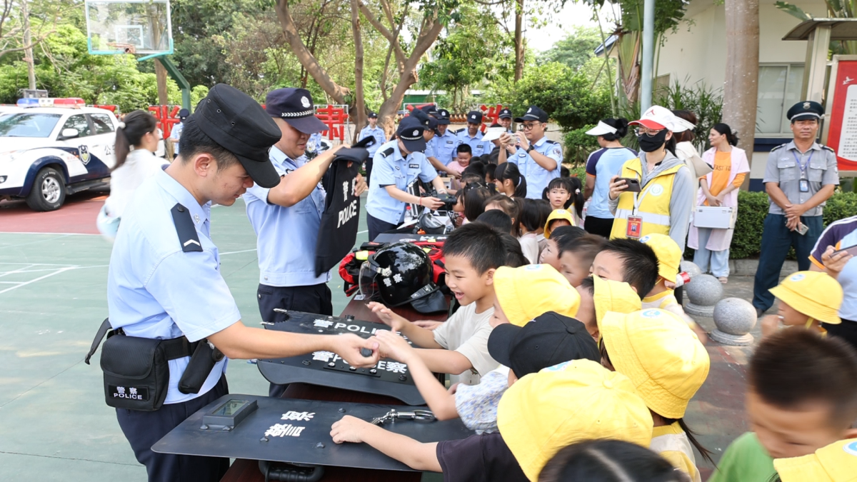 图为民警展示警用装备