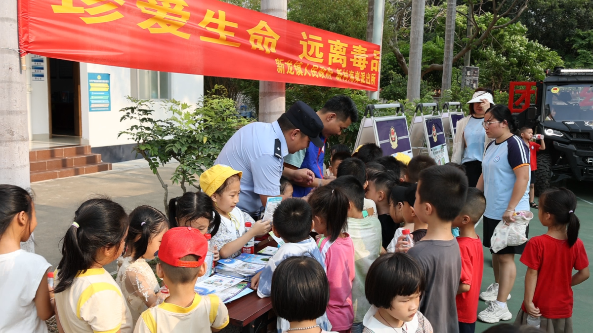 图为开展禁毒宣传