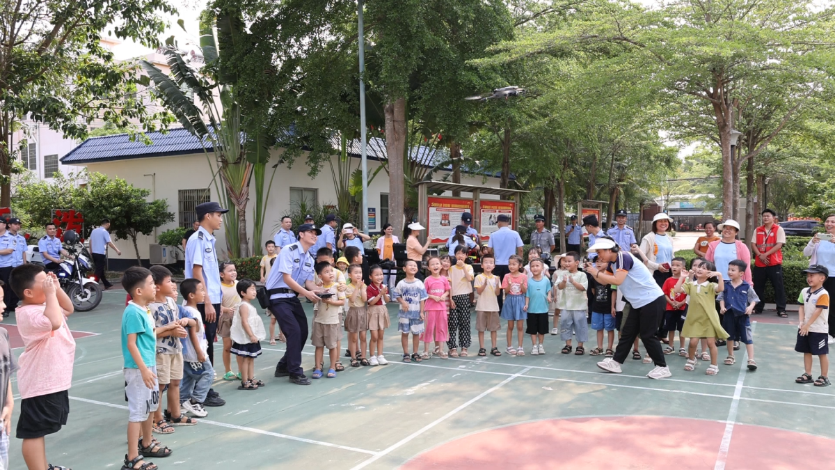 图为民警向同学们展示警用无人机