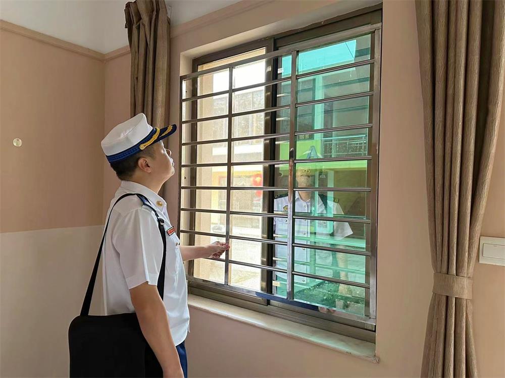 消防监督员开展隐患排查