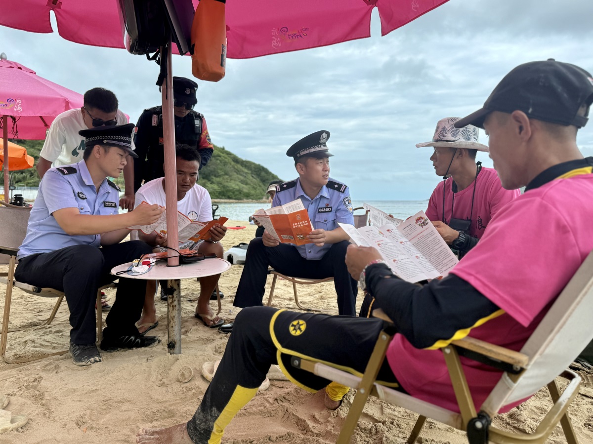 5月24日，三亚市公安局后海海岸派出所深入皇后湾景区开展反走私法治宣传。叶佳摄