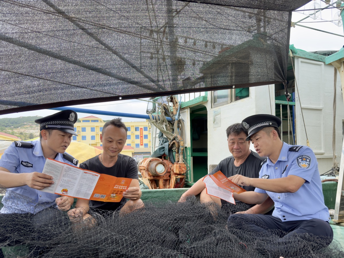 5月24日上午，三亚市公安局后海海岸派出所民辅警开展“进渔港，登船头”反走私法治宣传活动。叶佳摄