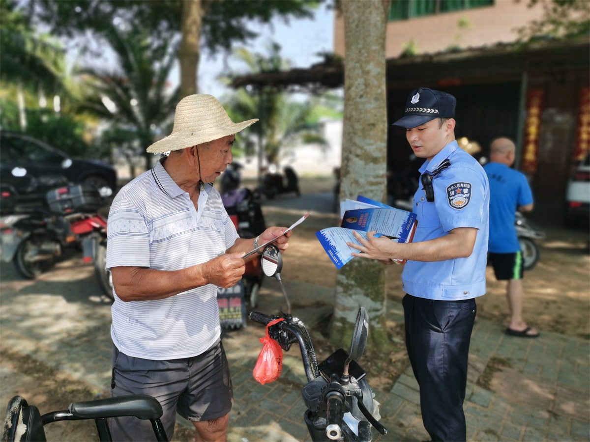 5月22日，海南省公安厅海岸警察总队第二支队民辅警深入村庄向群众开展反走私法治宣传活动。李世贵摄