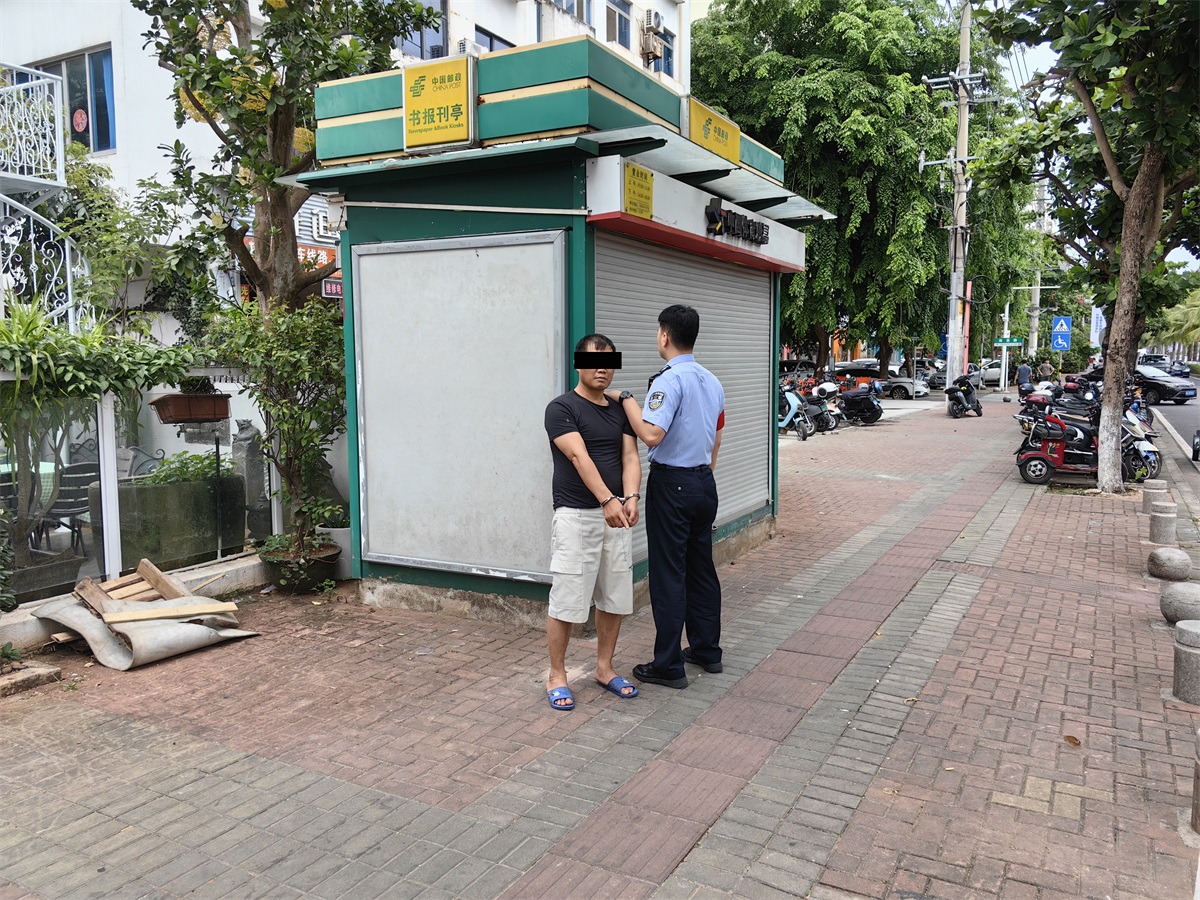 图为犯罪嫌疑人蔡某光指认作案地点