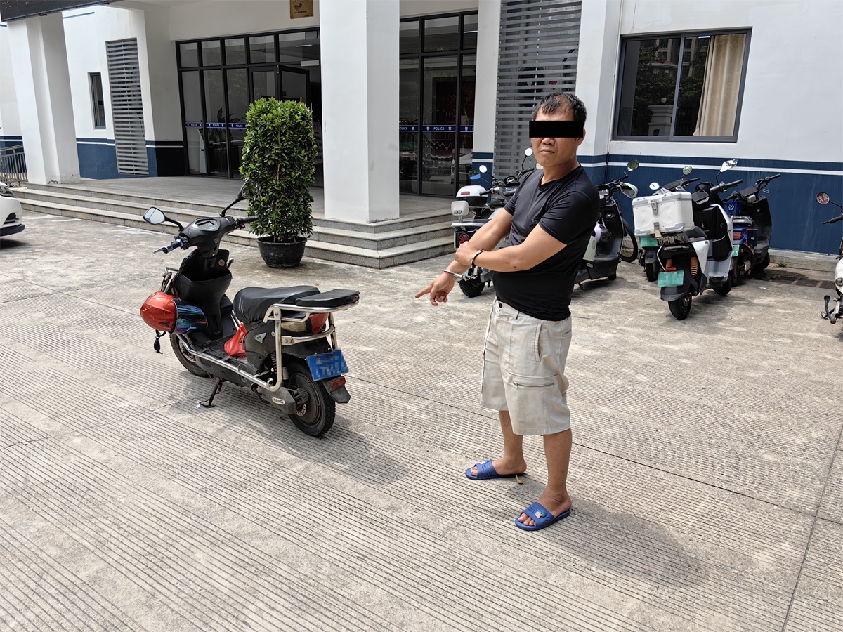 图为犯罪嫌疑人蔡某光指认用于盗窃的电动车