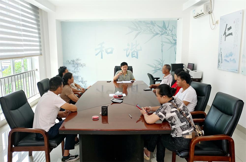 双方当事人在“老包调解工作室”进行调解_编辑