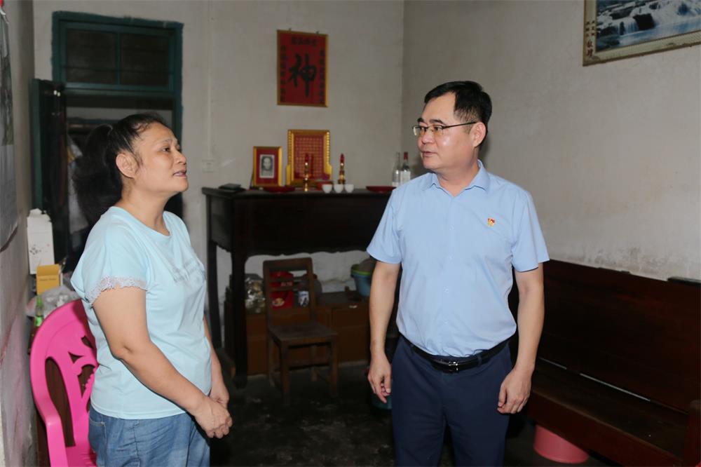 钟振强与董孟民家人交谈