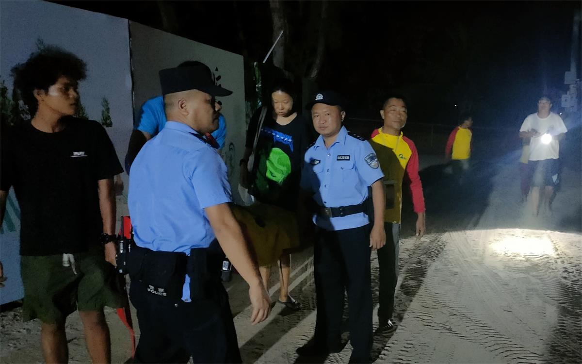 图为后海海岸派出所民警和皇后湾宁解救援队一同开展搜救工作。供图：林洁