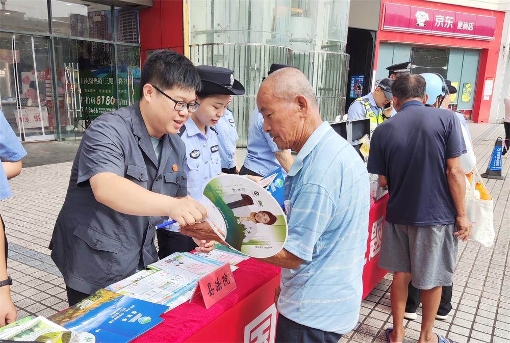 2024-08-15 组织干警开展全国生态日专题普法宣传活动 (1)
