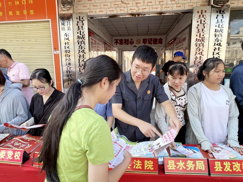 2024-08-14 屯昌法院组织干警开展普法宣传活动 (2)