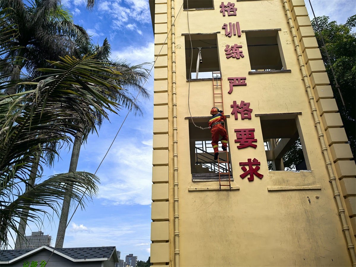 攀登挂钩梯上四楼