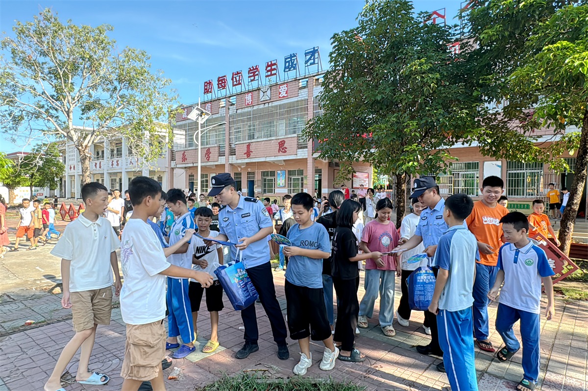 图为9月2日，万宁市公安局乌场海岸派出所民辅警到辖区小学开展普法宣传。施芳柳摄