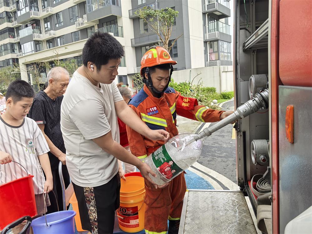 消防员在长秀仕家为小区居民送水3