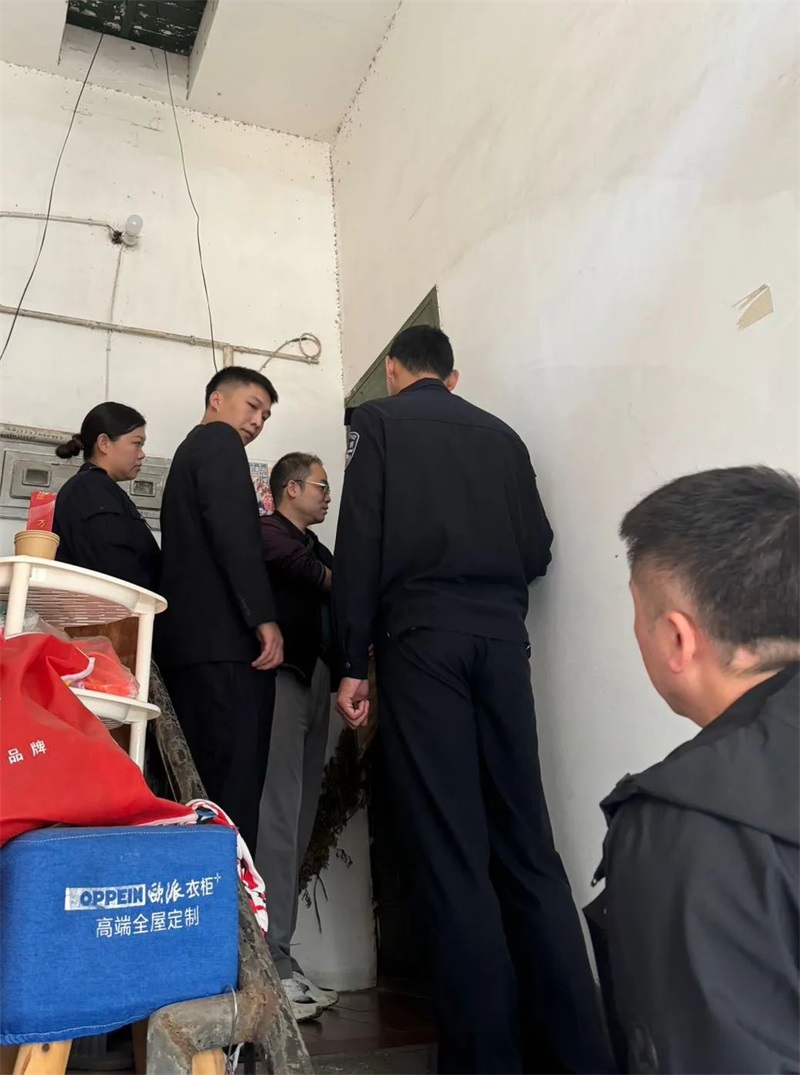 琼山法院执行干警一行来到陈某家门口，但陈某拒绝与法官见面沟通