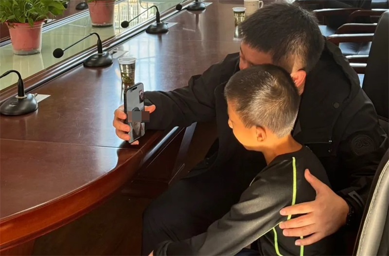 父亲别某给儿子介绍相册里家人近况，并与家人视频连线。_编辑_看图王