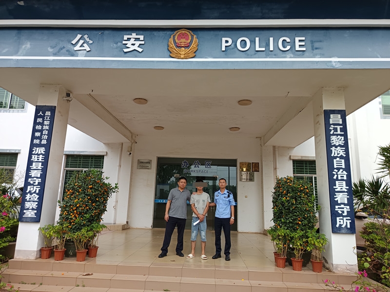 图为民警控制嫌疑人_编辑