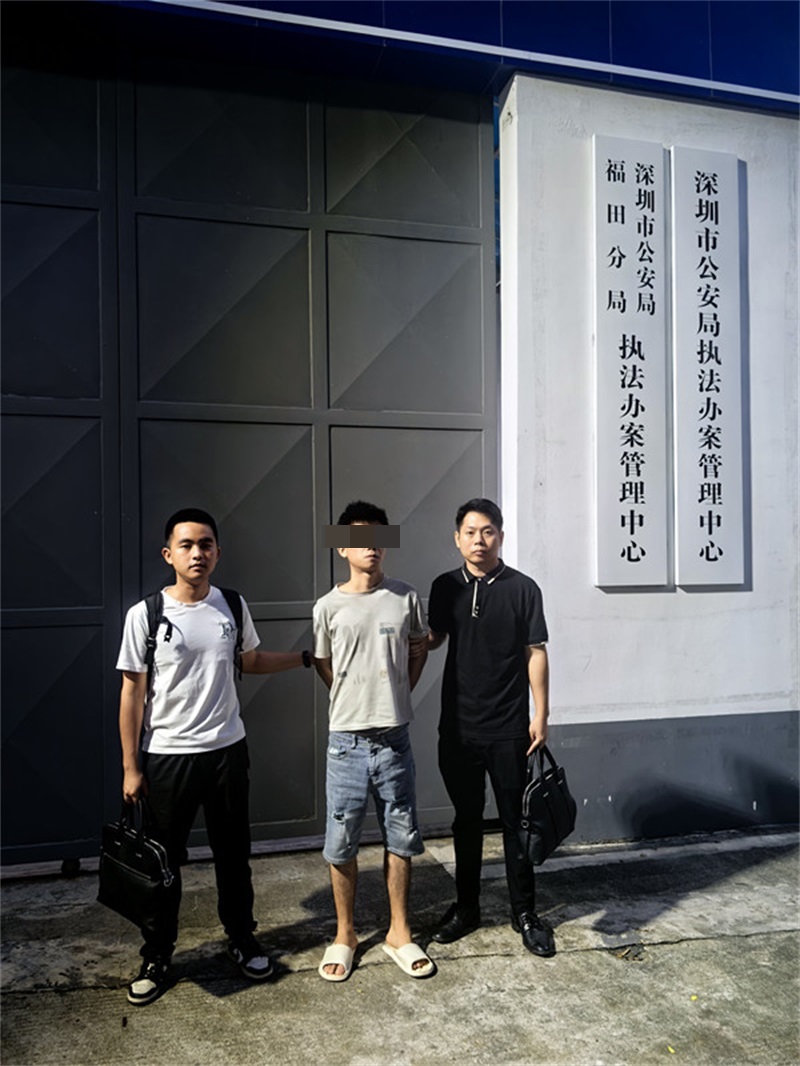 图为嫌疑人在深圳被抓获_编辑