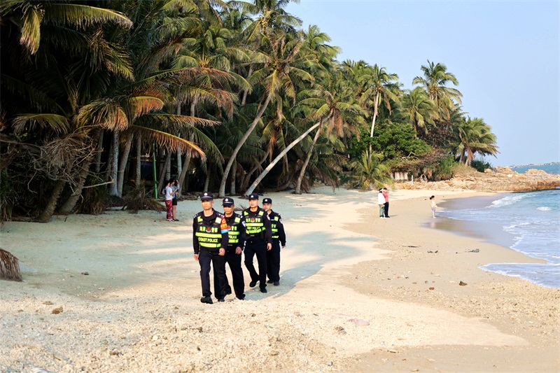 琼海市公安局青葛海岸派出所民辅警，在琼海市青葛沿海岸线网红打卡点和景点，开展岸线巡逻，守护游客平安。代龙超摄