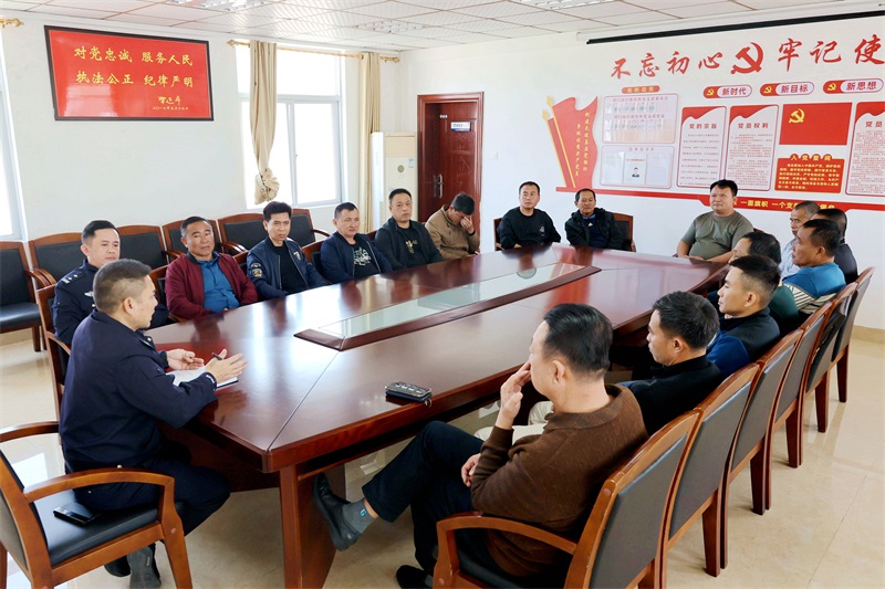 8—琼海市公安局潭门海岸派出所召开节前渔船民安全教育座谈会，代龙超摄