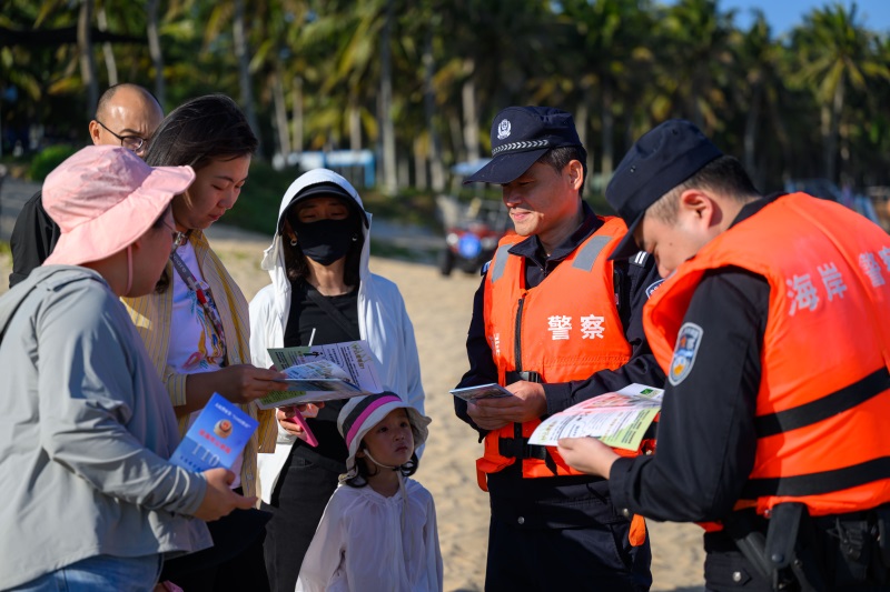 2025年1月21日，琼海市公安局博鳌海岸派出所在博鳌一带海滩开展防溺水和反诈宣传，提醒游客安全游玩。洪坚鹏摄