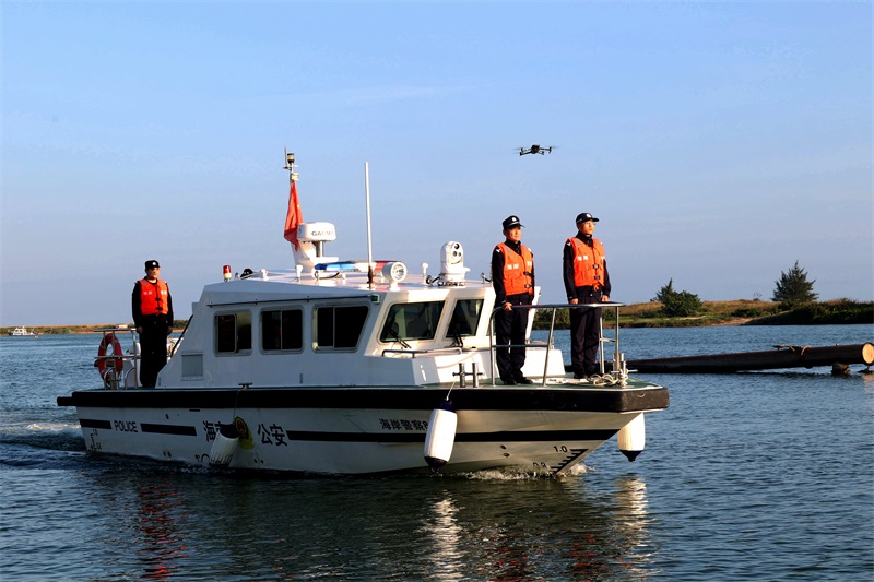 驾驶海岸警察执法艇前往事发海域开展救援。代龙超摄