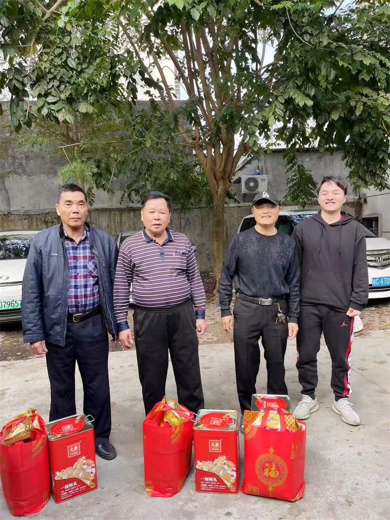 2025-01-23 屯昌法院开展春节前走访慰问退休干部活动 (2)