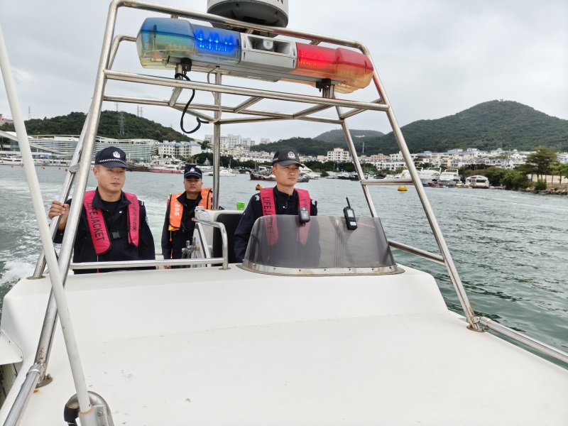 图为三亚港海岸派出所民警码头海域进行治安巡逻。供图：吴春蓉