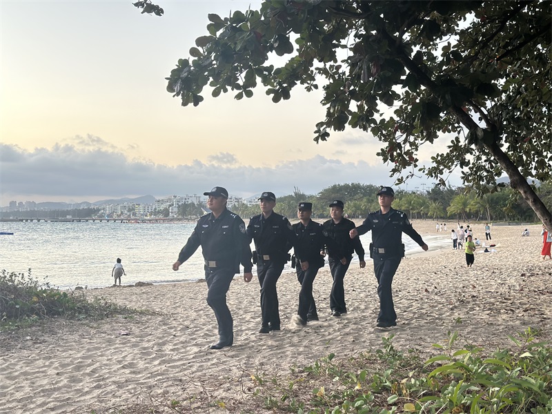 图为天崖海岸派出所民辅警在天涯海角景区进行治安巡逻1