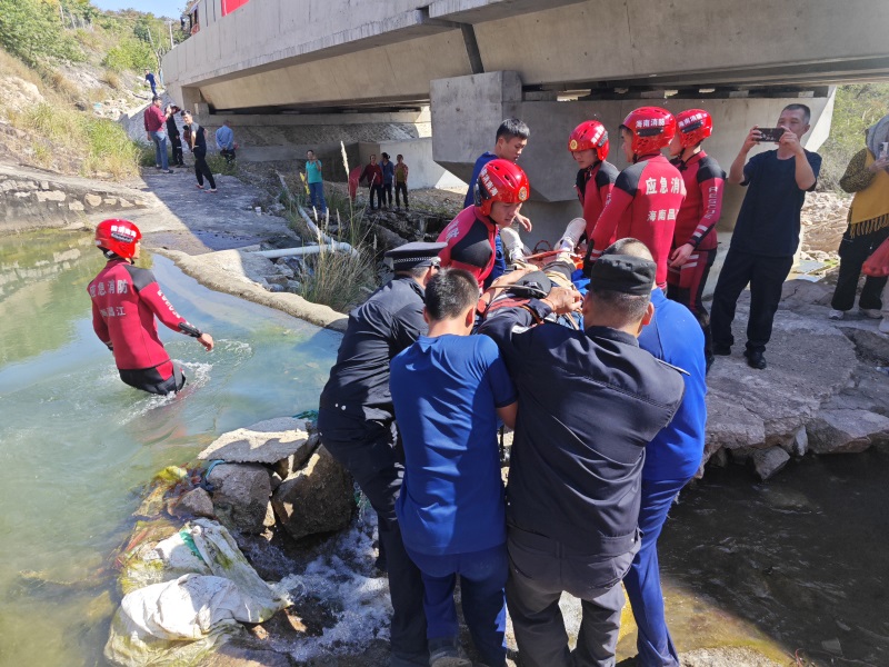 成功将被困人员转运下山