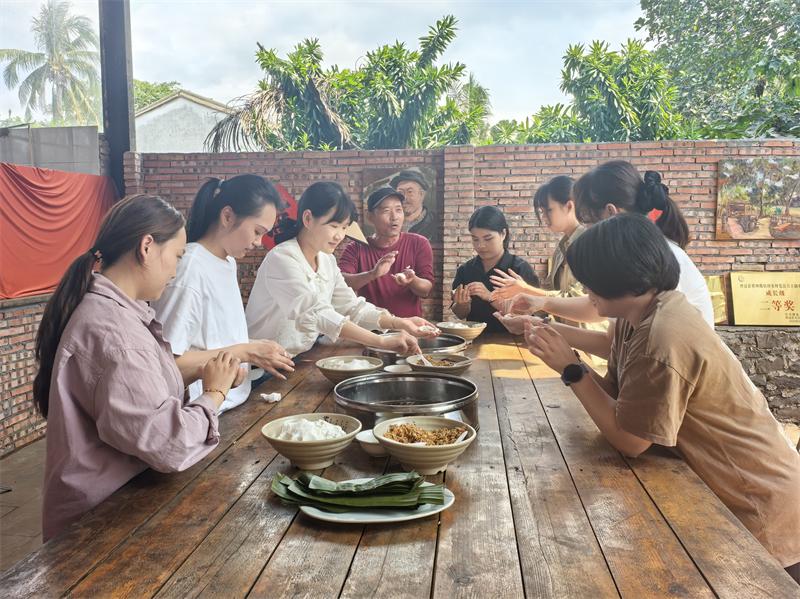 女干警们体验海南“薏粿”制作