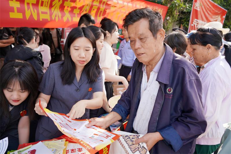 屯昌法院组织干警开展“全民国家安全教育，走深走实十周年”普法宣传活动 018_副本