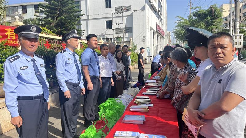 我院联合多部门在澄迈县汽车站开展国家安全教育宣传活动（2）