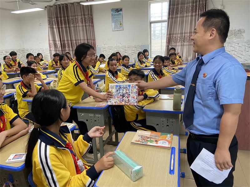 澄迈县人民检察院开展“法治进校园”系列宣讲活动4