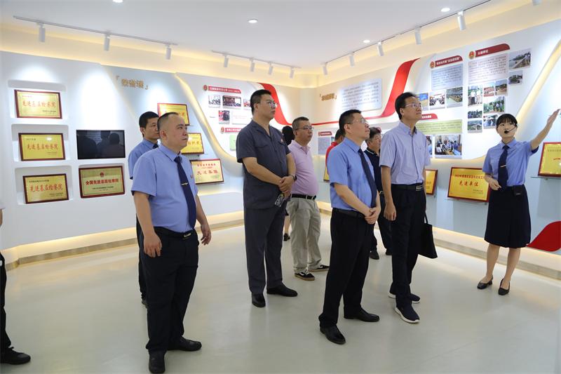 受邀嘉宾参观院史馆