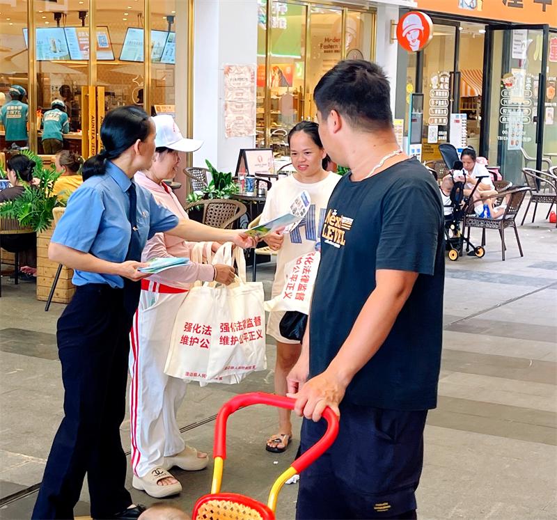 检察干警发放宣传资料