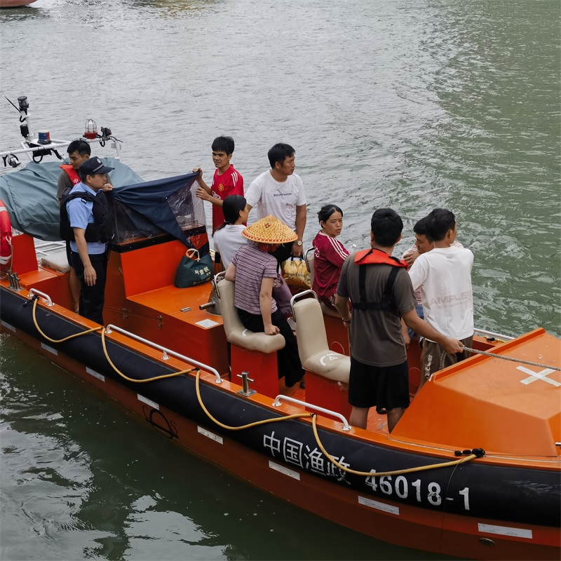 海口市公安局水上海岸所联合渔政开展防风宣传和转移渔船民。王咸机供图