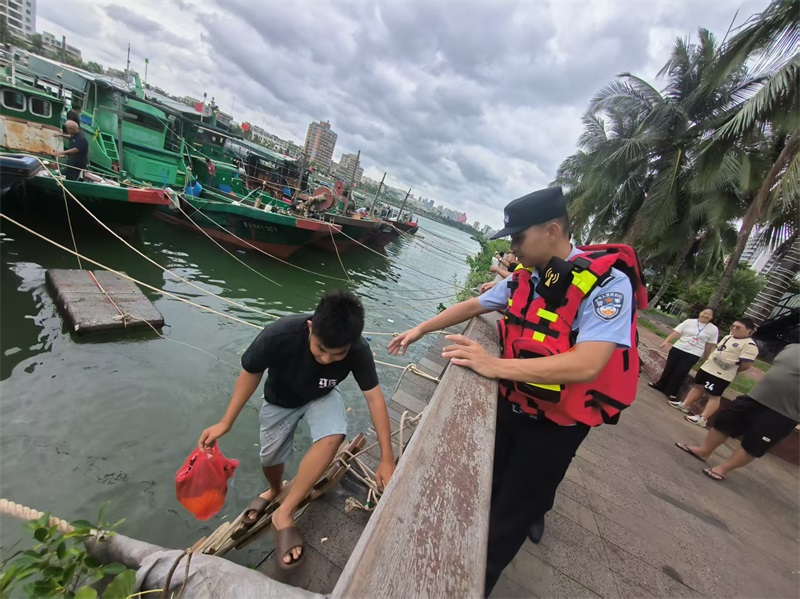 海口市公安局红岛海岸派出所民警转移渔船民上岸避风。刘昱廷供图