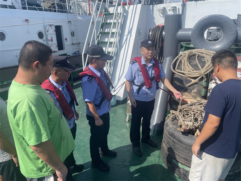 海口市公安局水上海岸所进港口上渔船开展防风宣传。王咸机供图