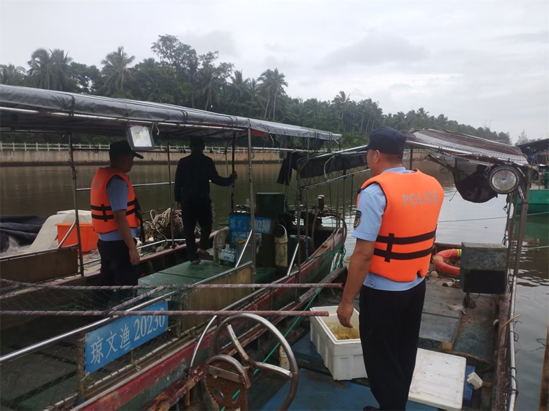 文昌海岸警察组织发动渔船民回港避风。李世贵摄