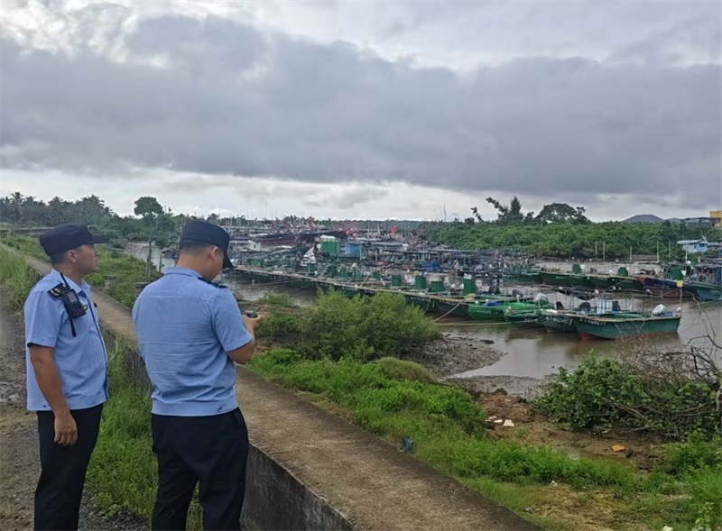 文昌市公安局高隆湾海岸派出所民警使用无人机巡查避风锚地船舶停靠情况,播放音频劝导渔民上岸避风。俞锋摄