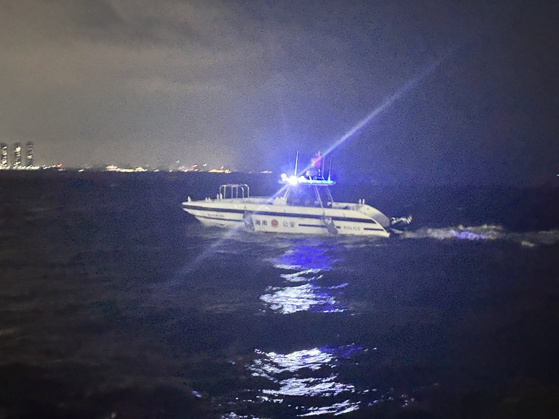 9月23日晚,海口市公安局水上海岸派出所加强夜间巡逻防控,规劝渔船回港避风。刘昱廷供图 9月23日晚,海口市公安局水上海岸派出所加强夜间巡逻防控,规劝渔船回港避风。刘昱廷供图