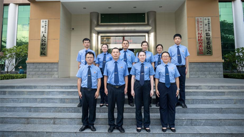 李少杰(前左二)与琼中热带雨林生态检察官综合履职办案组组员 李少杰(前左二)与琼中热带雨林生态检察官综合履职办案组组员