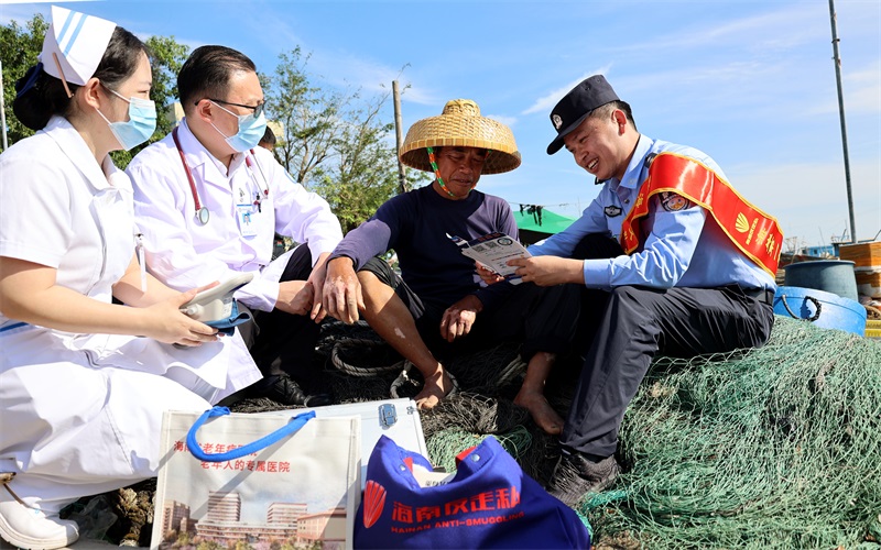 海岸警察和医护人员进渔港向群众见缝插针开展反走私普法宣传和体健。代龙超摄 海岸警察和医护人员进渔港向群众见缝插针开展反走私普法宣传和体健。代龙超摄