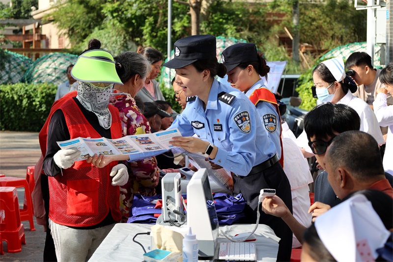 省公安厅反走私和海岸管理总队第一支队民辅警向群众见缝插针开展反走私普法宣传,代龙超摄 省公安厅反走私和海岸管理总队第一支队民辅警向群众见缝插针开展反走私普法宣传,代龙超摄